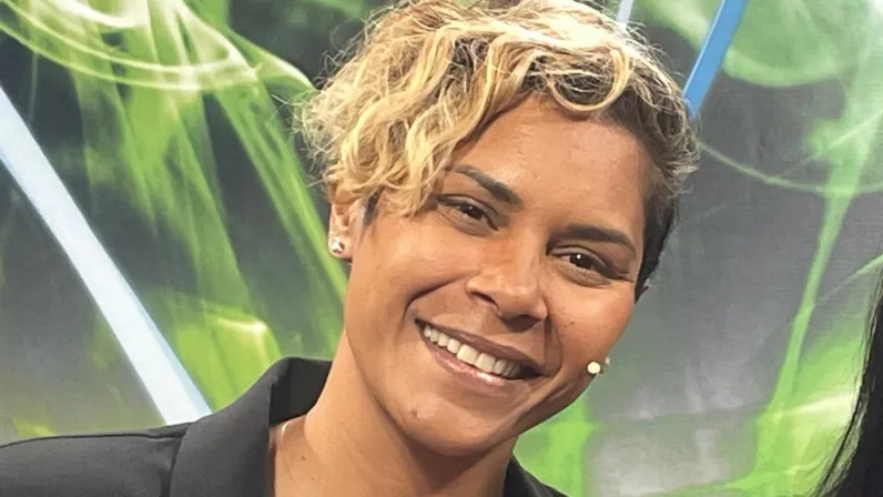 « Atas Sintir » : Le nouveau rendez-vous quotidien rythmé, péi et 100 % familial ! 🥊🔥 À la rentrée, la dynamique et challenger Katiana Castelneau vous donne rendez-vous chaque jour pour un grand jeu télévisé inspiré de l'univers des grands combats !
