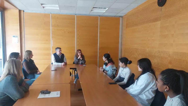 Accueil d'une groupe de jeunes filles de l'association "Wi-Filles" pour l'inclusion et l'égalité des chances