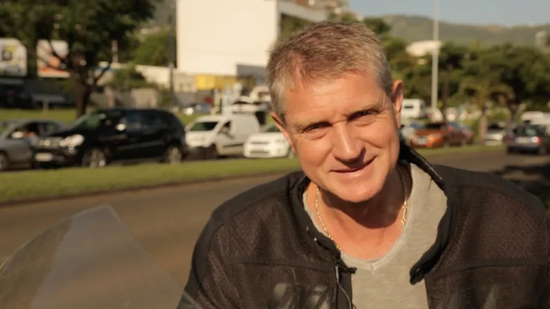 «Yves Gruyer» : la marque et la voix historique des routes réunionnaises prend sa retraite et entame son ultime périple au cœur des communes 🏍️