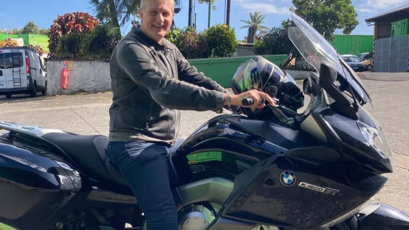«Yves Gruyer» : la marque et la voix historique des routes réunionnaises prend sa retraite et entame son ultime périple au cœur des communes 🏍️