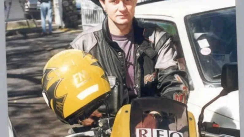 «Yves Gruyer» : la marque et la voix historique des routes réunionnaises prend sa retraite et entame son ultime périple au cœur des communes 🏍️