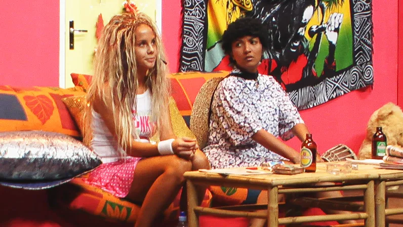 Le spectacle ZE TANTINES, spectacle 100% féminin est prétexte à découvrit l’univers des trois colocataires avec son lot de confidences, de crises de jalousie, d’humour et de fous rires dont le sujet principal reste : les hommes…