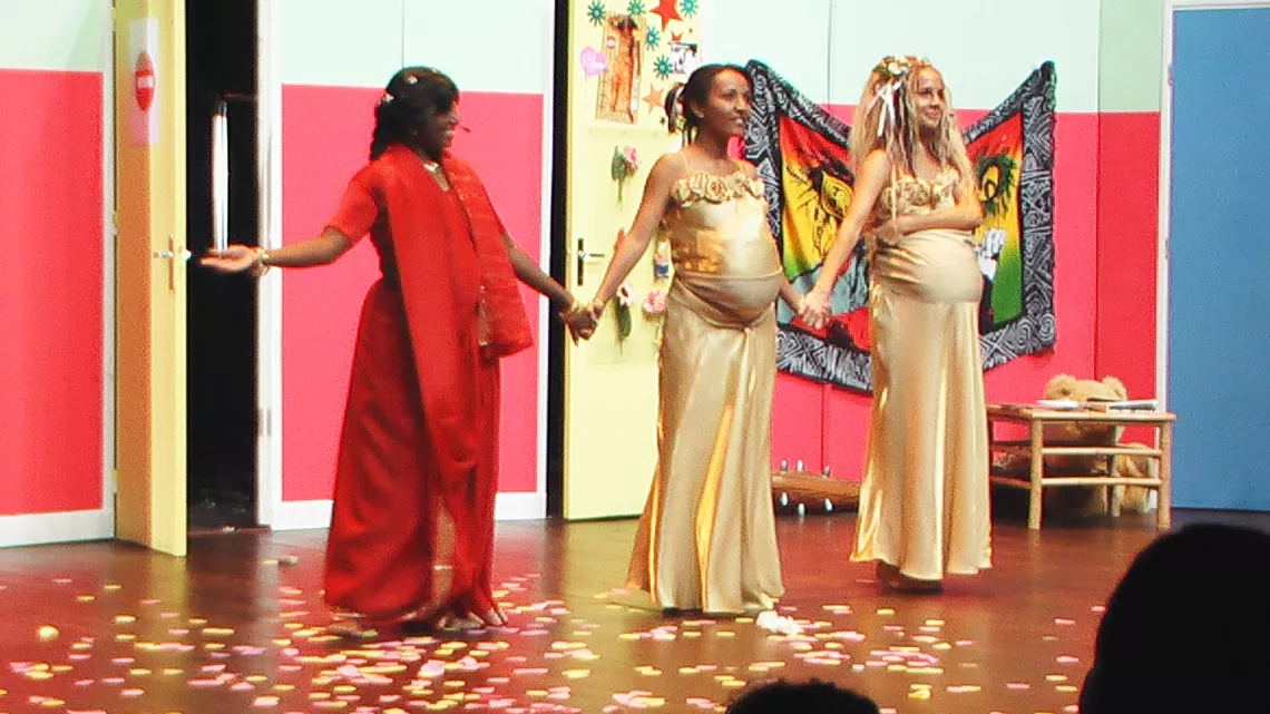 Le spectacle ZE TANTINES, spectacle 100% féminin est prétexte à découvrit l’univers des trois colocataires avec son lot de confidences, de crises de jalousie, d’humour et de fous rires dont le sujet principal reste : les hommes…