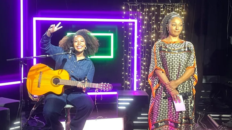 Zétwal : Rencontre avec Léa Noël pour la Saint-Valentin À l’occasion de la Saint-Valentin, l'émission Zétwal s'illumine en accueillant une figure montante de la scène réunionnaise : Léa Noël. Dans le cadre chaleureux de ce rendez-vous musical, l'artiste se livre à Yaëlle Trulès pour un moment de partage authentique, mêlant confidences et performance live.