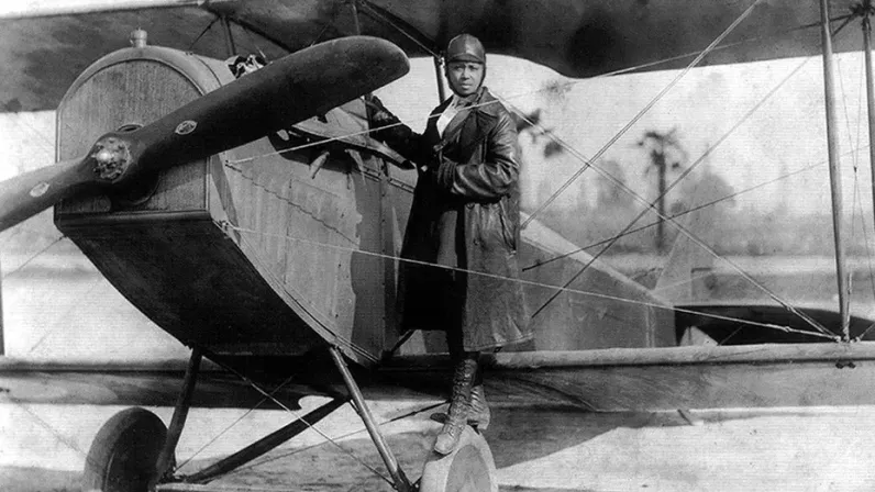 Bessie Coleman, ou comment une jeune femme noire, originaire d'une famille pauvre du Texas, opprimée par la ségrégation raciale, devient la première aviatrice afro-américaine grâce à l’école de pilotage française des frères Caudron, en baie de Somme. 