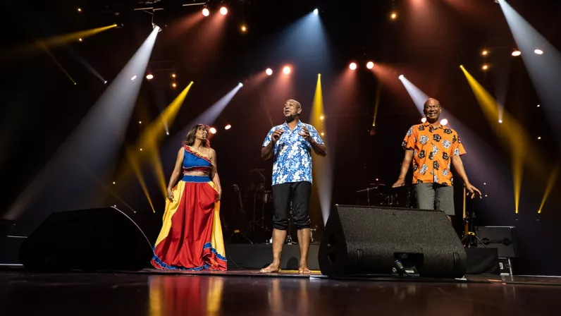 Île de La Réunion au Palais des Congrès C’était le 20 décembre 2021 à l’occasion des 30 ans de carrière de Marie-Alice Sinaman.  Zot té pa laba ? Avec Réunion la 1ère c’est comme si vous y étiez ! En famille ou entre amis, réservez votre soirée du dimanche 30 janvier dès 19.45. Que rêver de mieux pour débuter l’année 2022 ! Que du bonheur pour les innombrables fans des joyeux drilles que sont Thierry Jardinot, Sarah Defeyres (Ze Tantines), Erick Fleuris et Wildrid Thémyr qui mettent l’humour de La Réunion a