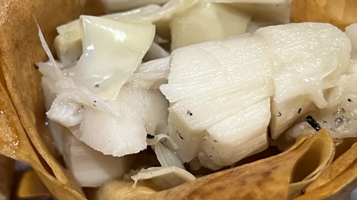Pour cette troisième édition, Jacky et Olivier nous emmènent de nouveau découvrir le terroir de notre belle île. L’art de la table est alors un prétexte pour rencontrer ces amateurs passionnés de cuisine, leurs familles et échanger leurs délicieuses recettes. C’est sûr, cette émission vous mettra l’eau à la bouche ! Vous découvrirez de nouvelles recettes mais aussi une surprise, une participante chère au public réunionnais qui partagera sa table avec Kalou Pilon."