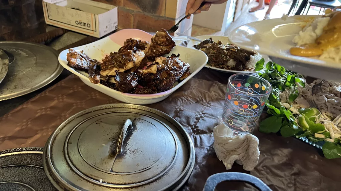 Pour cette troisième édition, Jacky et Olivier nous emmènent de nouveau découvrir le terroir de notre belle île. L’art de la table est alors un prétexte pour rencontrer ces amateurs passionnés de cuisine, leurs familles et échanger leurs délicieuses recettes. C’est sûr, cette émission vous mettra l’eau à la bouche ! Vous découvrirez de nouvelles recettes mais aussi une surprise, une participante chère au public réunionnais qui partagera sa table avec Kalou Pilon."