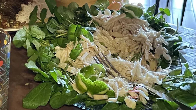 Pour cette troisième édition, Jacky et Olivier nous emmènent de nouveau découvrir le terroir de notre belle île. L’art de la table est alors un prétexte pour rencontrer ces amateurs passionnés de cuisine, leurs familles et échanger leurs délicieuses recettes. C’est sûr, cette émission vous mettra l’eau à la bouche ! Vous découvrirez de nouvelles recettes mais aussi une surprise, une participante chère au public réunionnais qui partagera sa table avec Kalou Pilon."