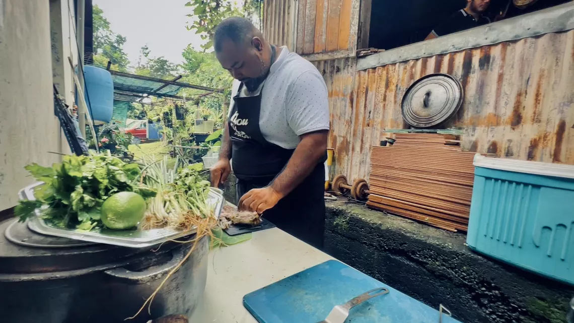 Pour cette troisième édition, Jacky et Olivier nous emmènent de nouveau découvrir le terroir de notre belle île. L’art de la table est alors un prétexte pour rencontrer ces amateurs passionnés de cuisine, leurs familles et échanger leurs délicieuses recettes. C’est sûr, cette émission vous mettra l’eau à la bouche ! Vous découvrirez de nouvelles recettes mais aussi une surprise, une participante chère au public réunionnais qui partagera sa table avec Kalou Pilon."
