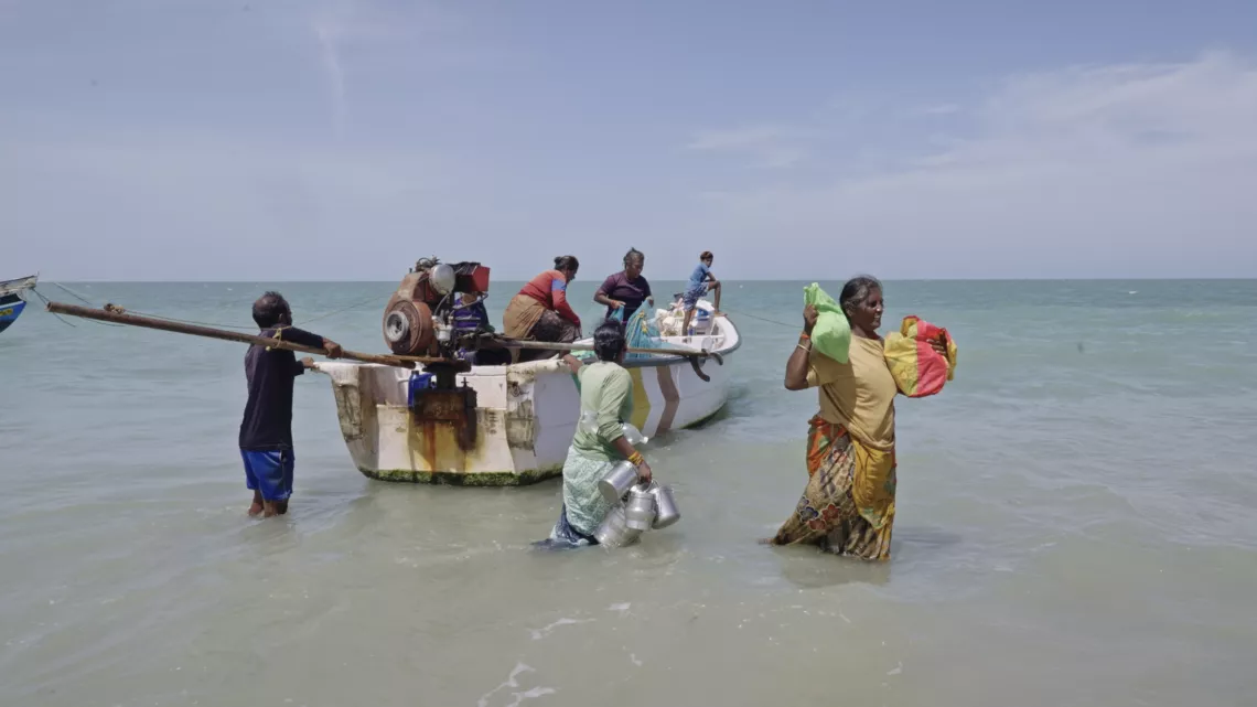 Archipels : Sea angels De Roberto Lugones @Reunionla1ere Plongez-vous dans l’univers des ramasseuses d’algues du Sud de L’Inde