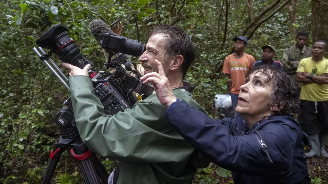 Tournage à Madagascar (Marie-Monique Robin avec le chef opérateur Guillaume Martin) Copyright Pierrot Men