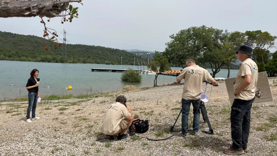 Journaliste en plateau extérieur