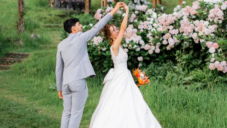 Six mariages, six histoires uniques, et une complice de chaque instant : Rocaya. Pour ce grand final, elle vous invite à une union d’exception, bénie par Monseigneur Pascal Chane-Teng.