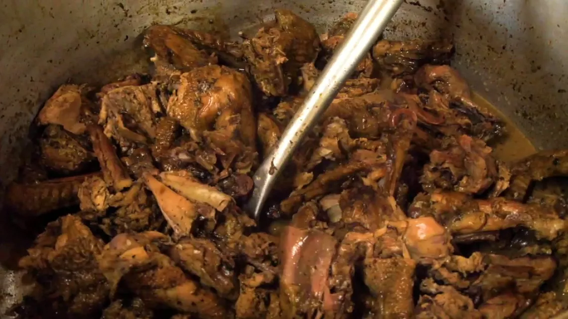 Rôti de coq à la créole  de Gilbert à  l’Auberge Piton Fougères à Sainte-Marie  de l'île de la Réunion