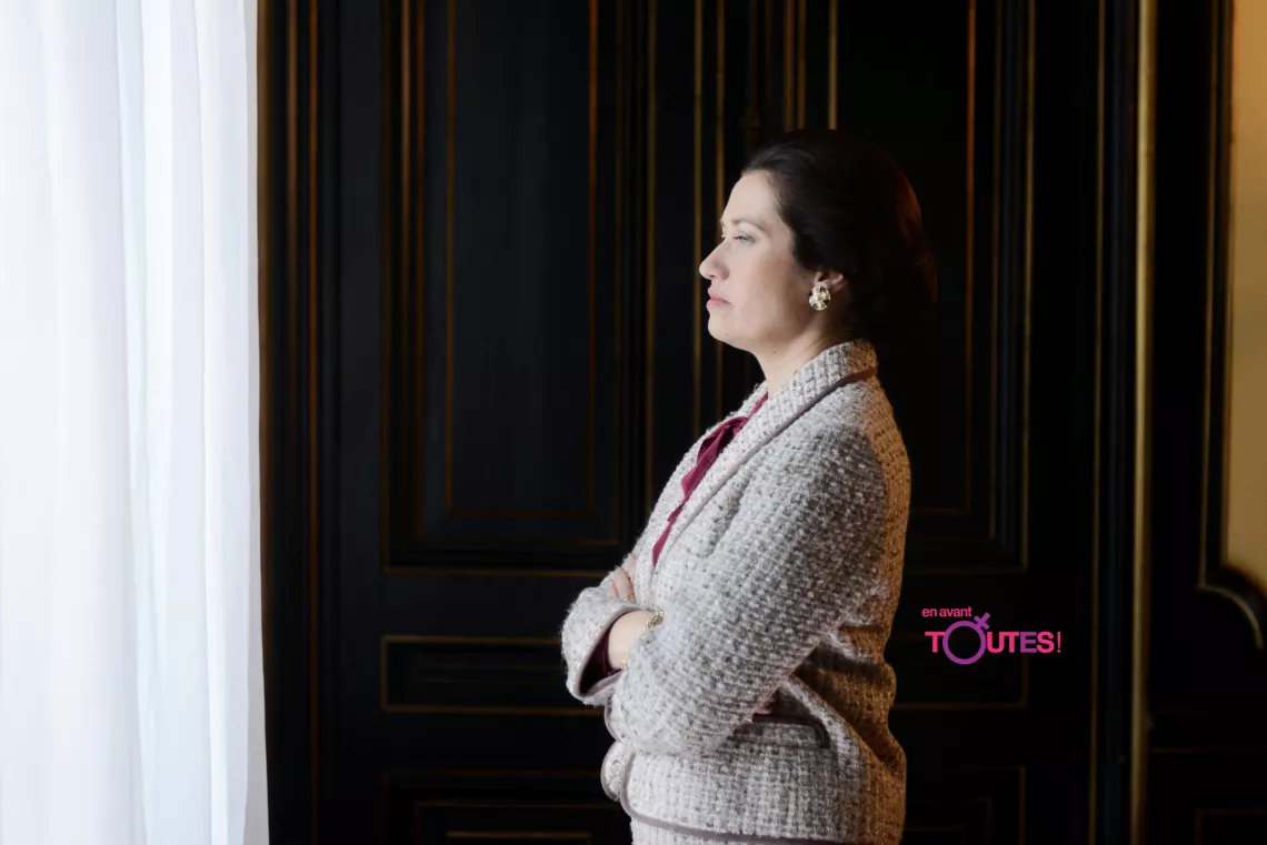 © Bernard Barbereau / FTV Emmanuelle Devos de profil, dans le rôle de Simone Veil. En avant toutes !