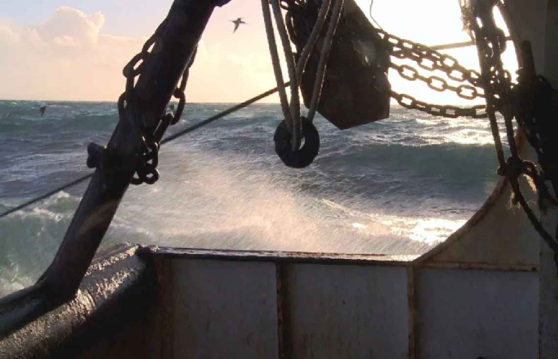 Sale temps pour le chalut Chalutier breton en pleine mer
