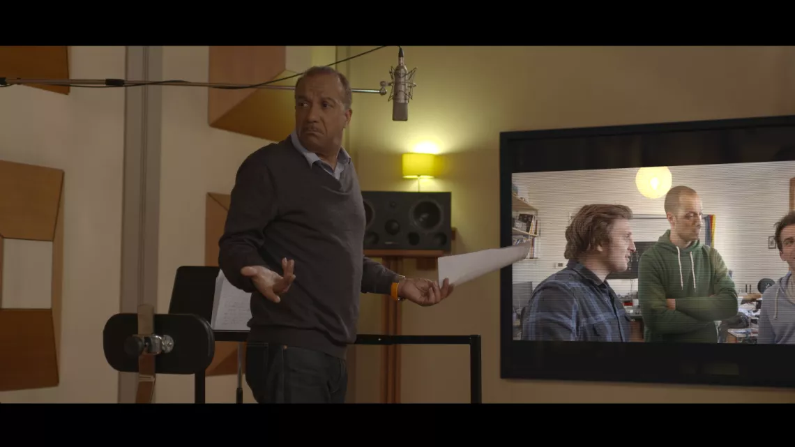 Pascal Légitimus se prête au jeu de la voix-off, pour une mise en abîme décalée Pascal Légitimus se prête au jeu de la voix-off, pour une mise en abîme décalée