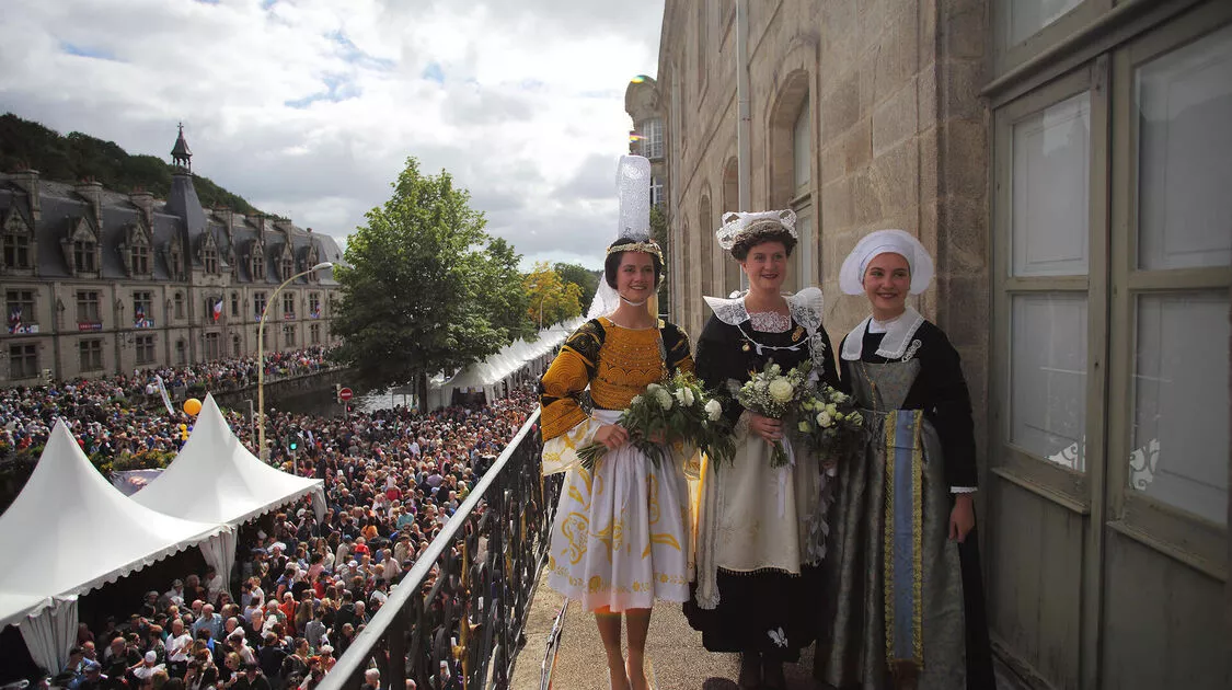 La reine de Cornouaille 2024 et ses demoiselles