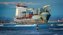 © La Compagnie des Taxi-Brousse Cargo échoué