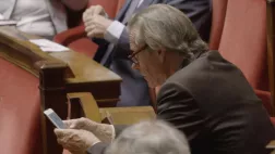 Un parlementaire pianotant sur son smartphone. © Nilaya Productions Un parlementaire pianotant sur son smartphone.