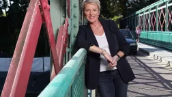 ftv/ Schousboe Charlotte Portrait d'Élise Lucet en extérieur