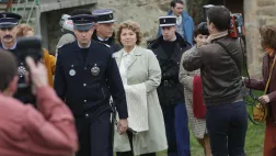 (c) Gilles Scarella / FTV- Véronique Genest (Simone Weber) Simone Weber (Véronique Genest) entourée des policiers et des médias après que sa maison de campagne ait été fouillée