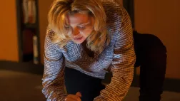 © Fabien Malot / Boxeur de Lune / Telfrance / FTV 2015 / Cécile Bois (Candice Renoir) Candice Renoir (Cécile Bois) examinant un corps dans un épisode de la saison 4
