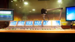 LES MAGAZINES DES MATINALES DE LA RADIO console du studio radio Gpe 1ère @photo Guillaume Aricique