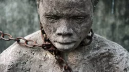 JOURNÉE COMMÉMORATIVE DE L'ABOLITION DE L'ESCLAVAGE A Zanzibar, cetet statue commémore le drame des habitants enlevés autrefois pour être vendus comme esclaves. - © Flickr/Andrew Murray