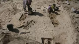 LES PASSEURS D'ÂMES Deux archéologues de l’Inrap s’appliquent pour exhumer des restes humains du cimetière colonial de la plage des Raisins clairs (Guadeloupe), avant que l’érosion marine ne les emporte à la mer. © Jérôme Rouquet, Inrap