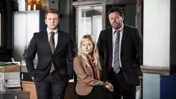 Brokenwood Mike Shepred et et ses deux collègues