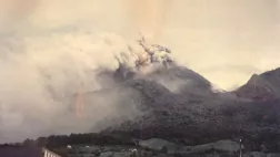 JUILLET LA SOUFRIÈRE - LES VOLCANS Eruption de la Soufrière en 1976 @wikipedia