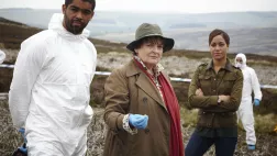 © ITV Studios Limited 2016 Photo extraite d'un épisode des Enquêtes de Vera, avec Kingsley BEN-ADIR (Dr Marcus Summer), Brenda BLETHYN (Vera Stanhope), Cush JUMBO (Bethany Whelan)