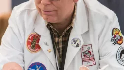 © All3media international & Bentley Productions - photographe : Mark Bourdillon /ITV/Bentley Productions Steve Pemberton participe à un concours de lapin. Photo extraite de l'épisode de Fourure et de sang. 19e saison d'Inspecteur Barnaby