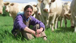 Astrid est seule à la tête de son exploitation. © Chasseurs d'étoiles LES CHAMPS DE LA COLERE