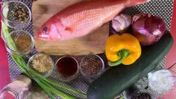 Le poisson du lagon cuit à la vapeur, relish de courgettes et riz noir Le poisson du lagon cuit à la vapeur, relish de courgettes et riz noir