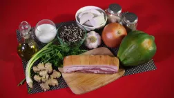 Cochon à la papaye verte, salade de taro au persil frais Cochon à la papaye verte, salade de taro au persil frais