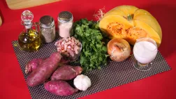 Velouté de potiron à la patate douce, lardons grillés, petit croûtons à l'ail Velouté de potiron à la patate douce, lardons grillés, petit croûtons à l'ail