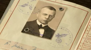 Photo collé dans un livre du docteur Julmius Hallervorden