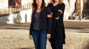 Laëtitia Milot (le commandant Julie Ravel) et Catherine Jacob (le commandant Laurence Ravel) devant le Palais des papes