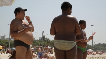 Des Brésiliens obèses à la plage.