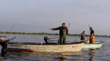 Pêcheurs dans barque étang