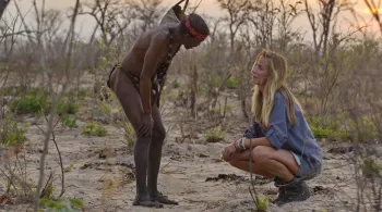 UN MANNEQUIN CHEZ LES BUSHMEN