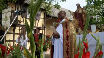 Qu'avons-nous fait au bon dieu pour mériter un curé noir ? 