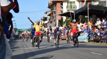 © MYRNA GLENNIE La joie du gaudeloupéen Cédric Locatin vainqueur du tour de Guyane 2016