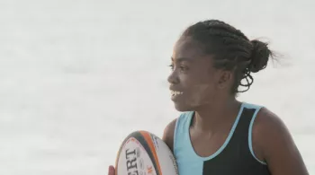 La jeune fille et le ballon ovale
