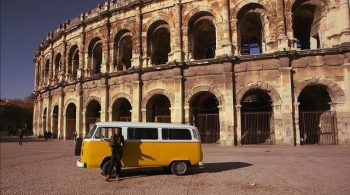 Emilie devant les Arènes de nimes