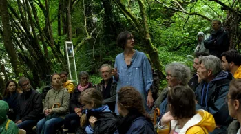 Lena Paugam joue son monologue en forêt, un travail avec dix amateurs intitulé "Les lucioles la nuit tombante"