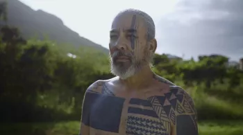 AUX RACINES D’HAWAII NANA I KE UMU